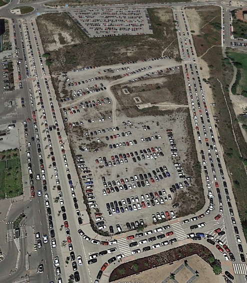 Parking Lleno de coches de empleados de Lunes a Viernes