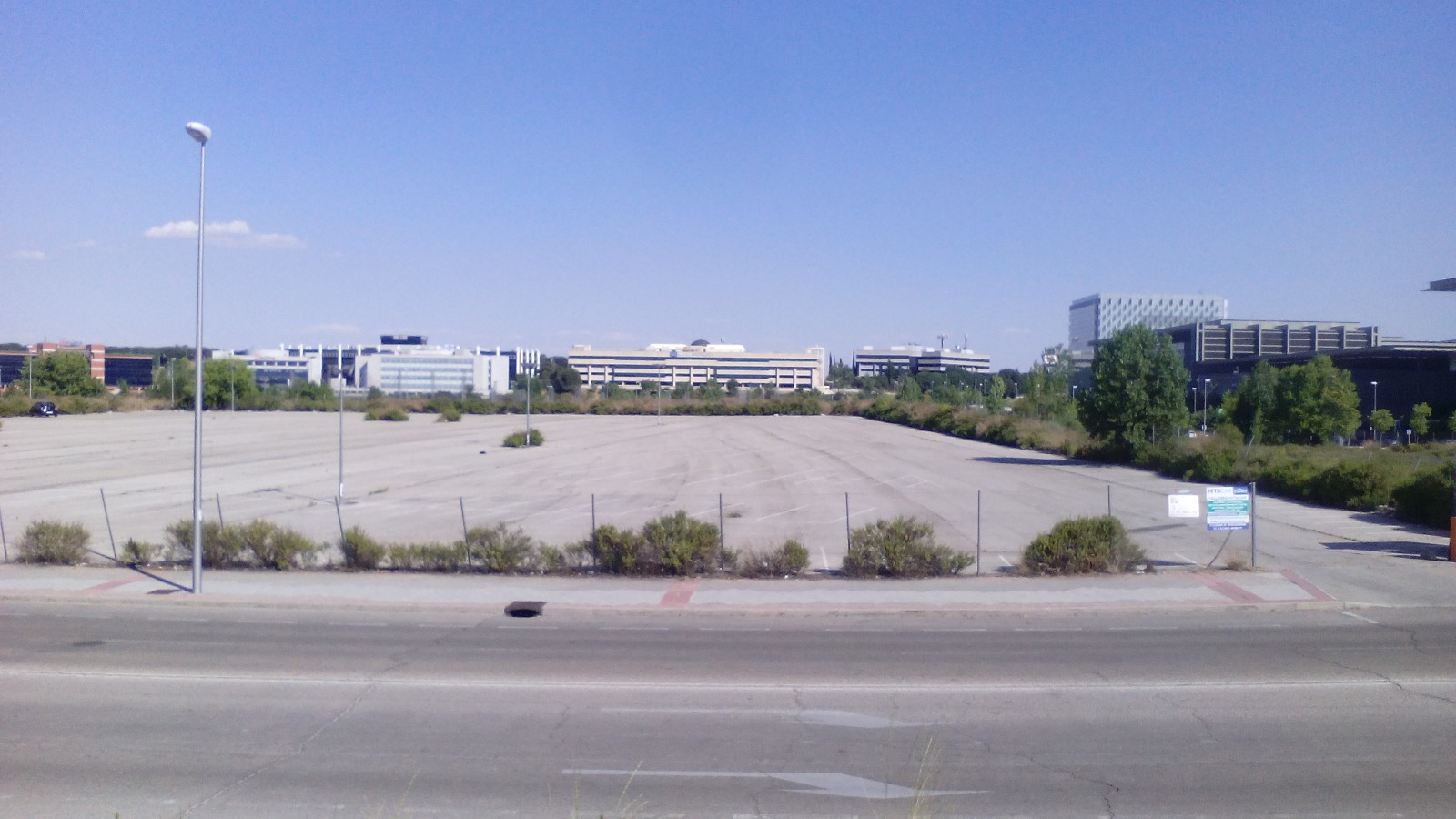 Fuera del horario laboral, las calles cercanas a la empresa están desiertas.