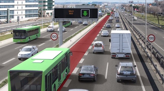 Un carril Bus-VAO por el que circulan autobuses