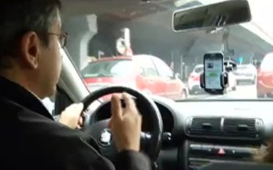 Conductor usando la app DedoCar para buscar pasajeros compatibles